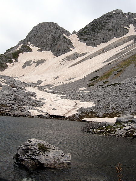 Immagine insolita: Monte Meta con il lago